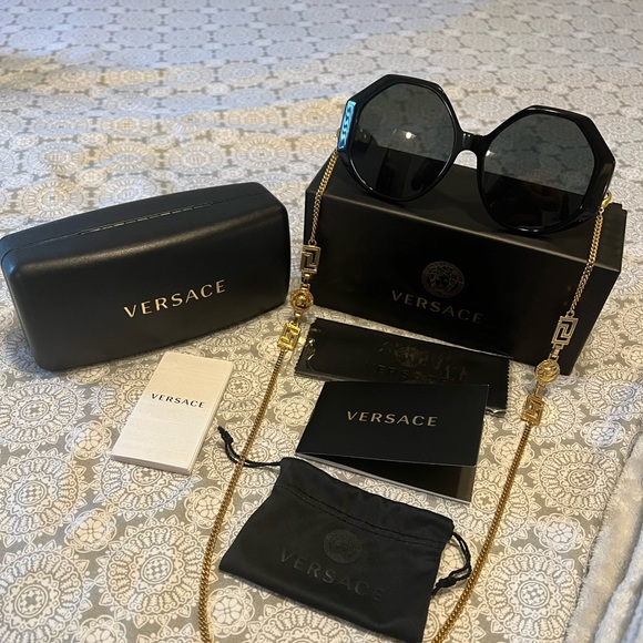 💥VERSACE VE 4395 GEOMETRICAL BLACK SUNGLASSES WITH LOGO CHAIN💥 💯% AUTHENTIC‼️ - Picture 2 of 8